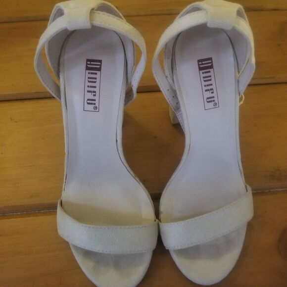 Tan Suede Heels Size 5 with 4 inch Heel - Picture 5 of 8